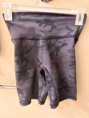 P'tula Gray Camo High-Waist Bike Shorts